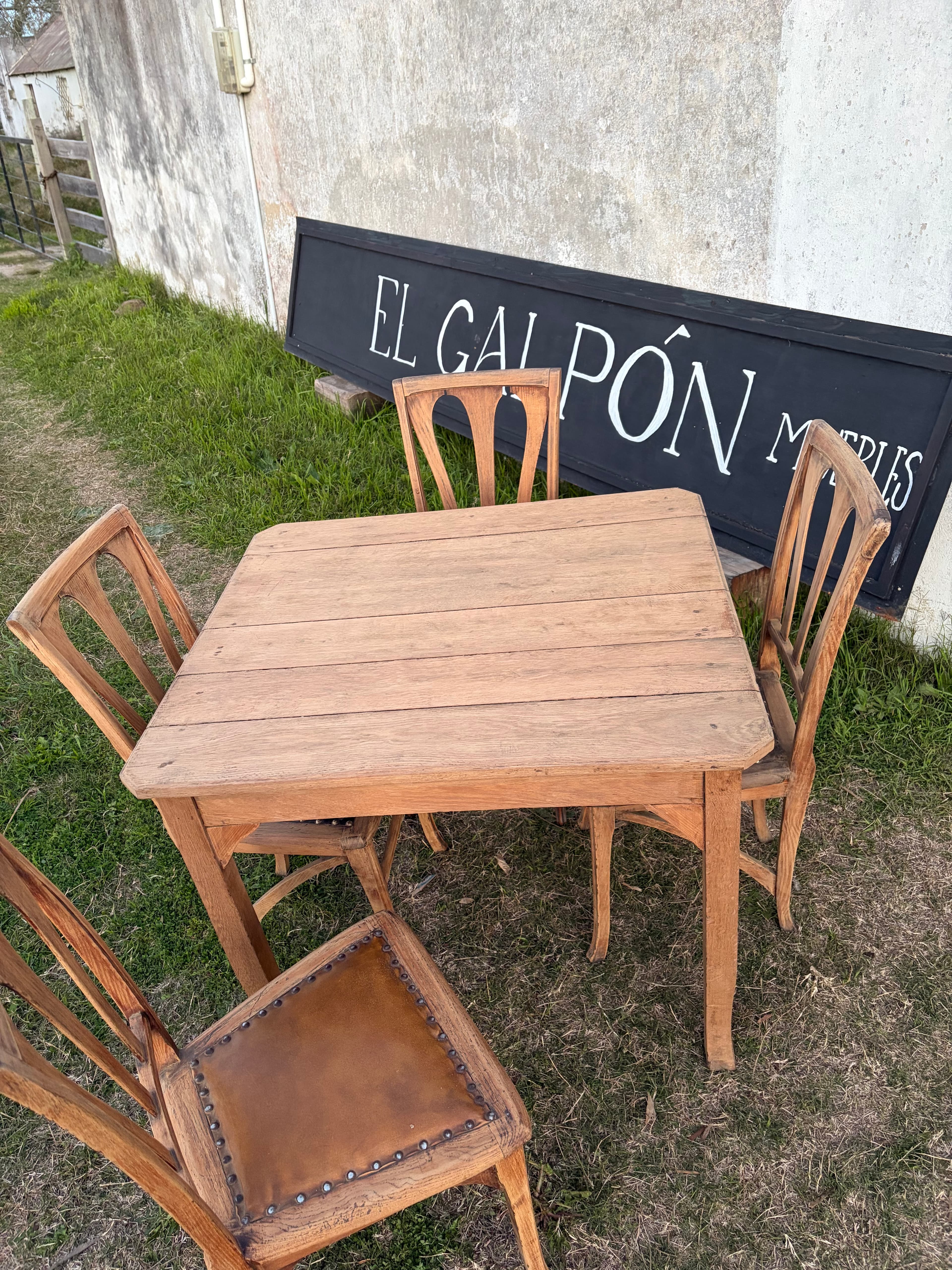 Mesa chica para cuatro